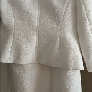Le Suit white suit size 6 with matching skirt